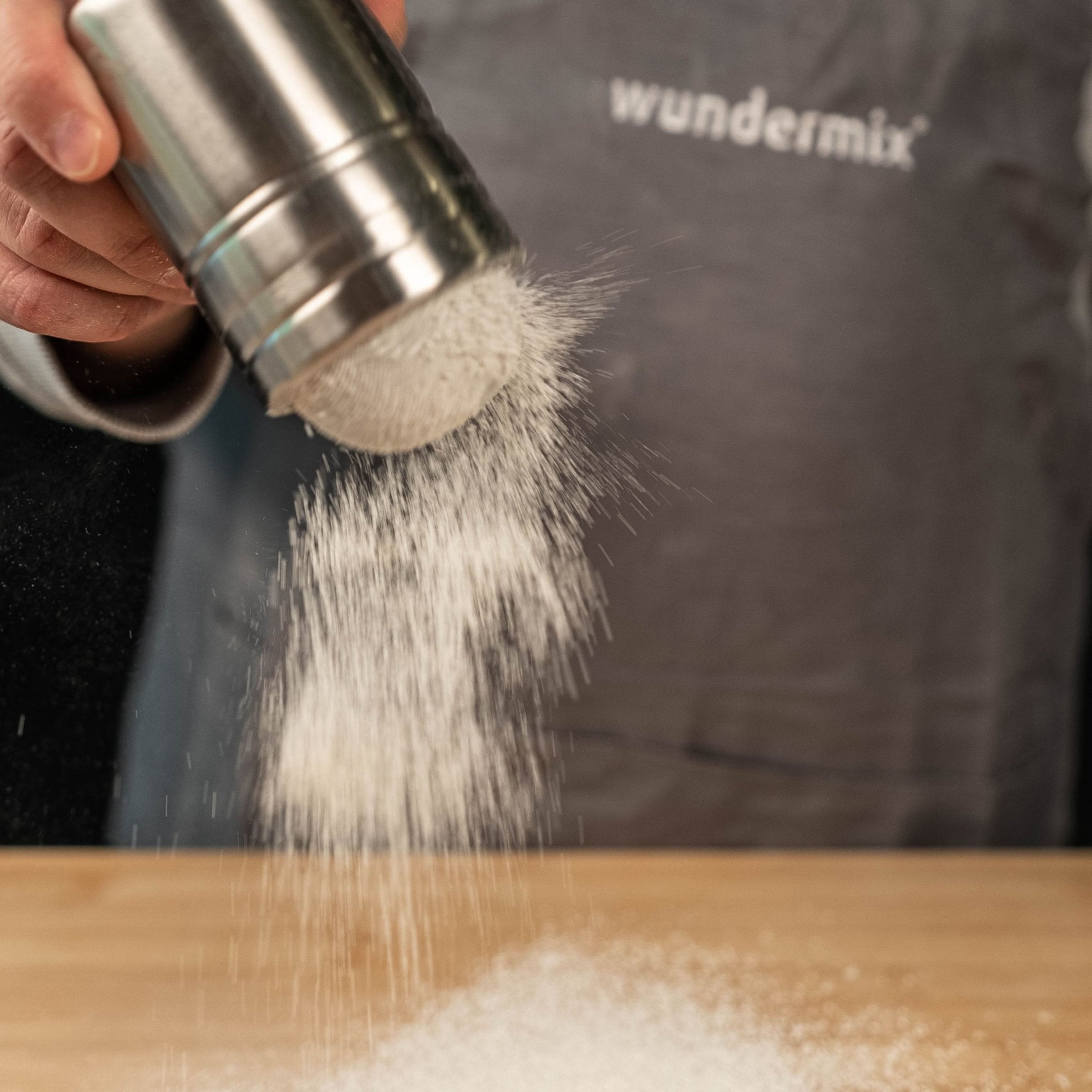 StreuPro | Edelstahl - Streuer für Mehl, Puderzucker, Kakaopulver, Zimtzucker - Wundermix GmbH